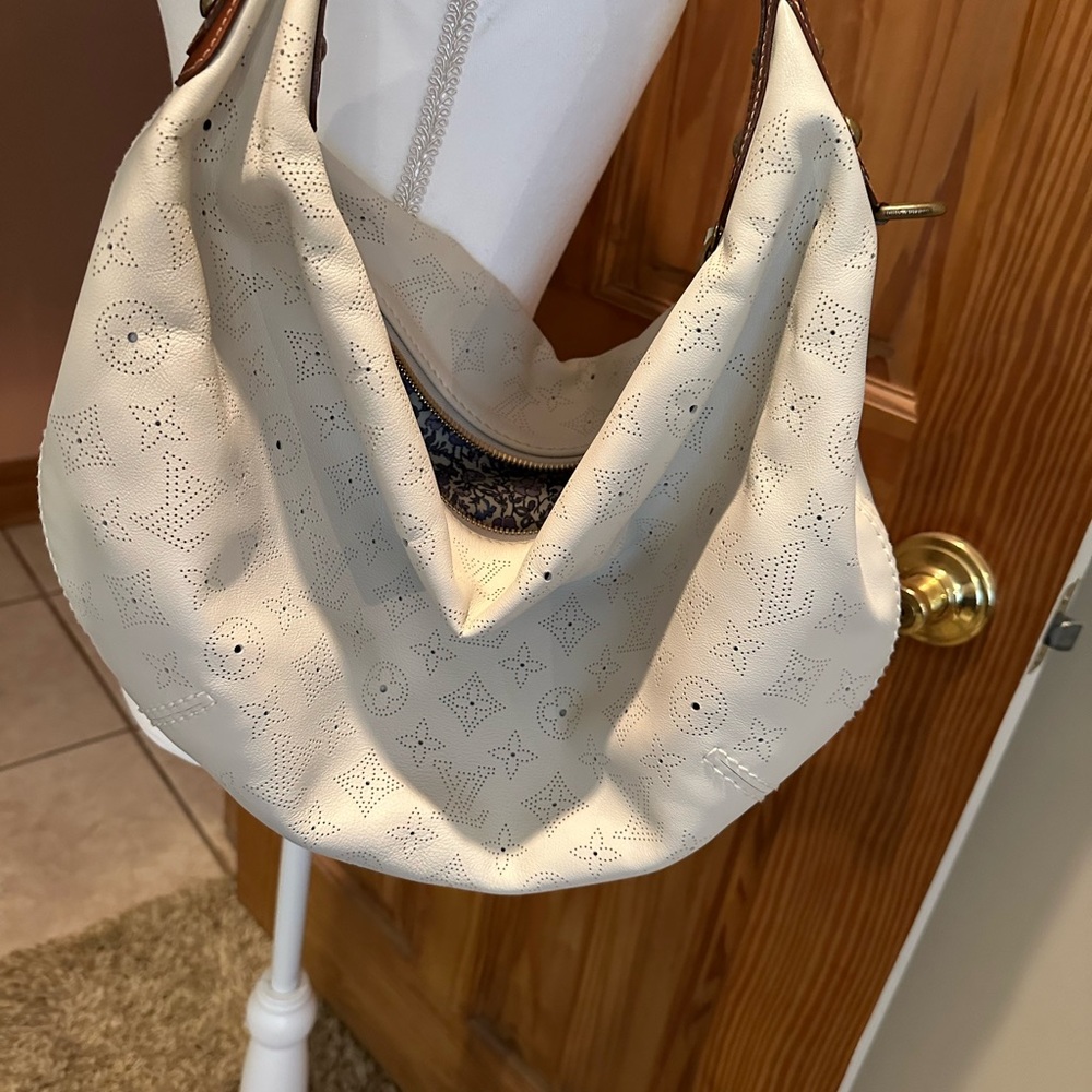 Louis Vuitton White Perforated Monogram Hobo Shoulder Bag with Tan Trim - Picture 3 of 8
